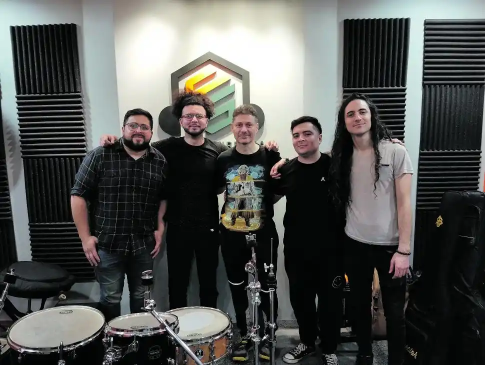 JUNKHEADS. Matías Morales, Matías Sisali, Natanael Corbalán, Augusto Gallegos y Felipe Sánchez Terraf.