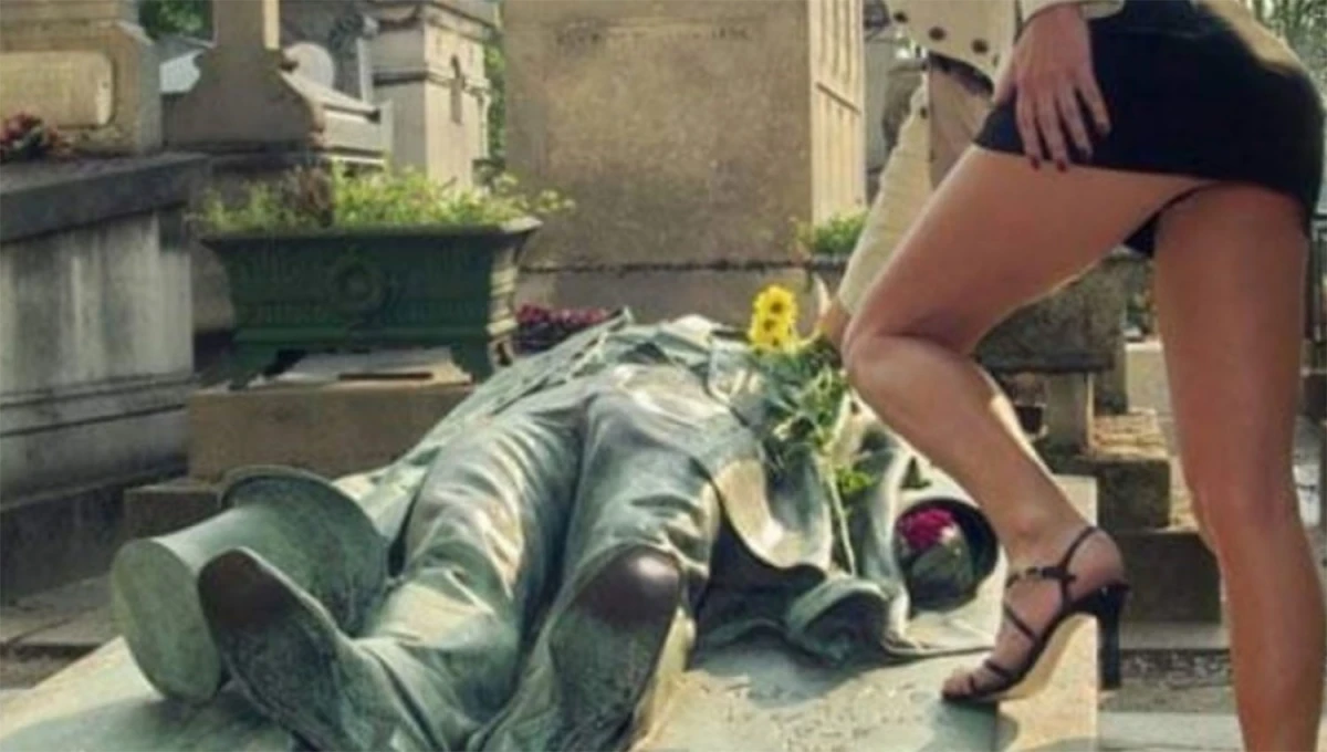 MITO EN PARÍS. Los restos de Víctor Noir descansan en el cementerio Père-Lachaise debajo de una estatua de bronce que atrae a las mujeres..