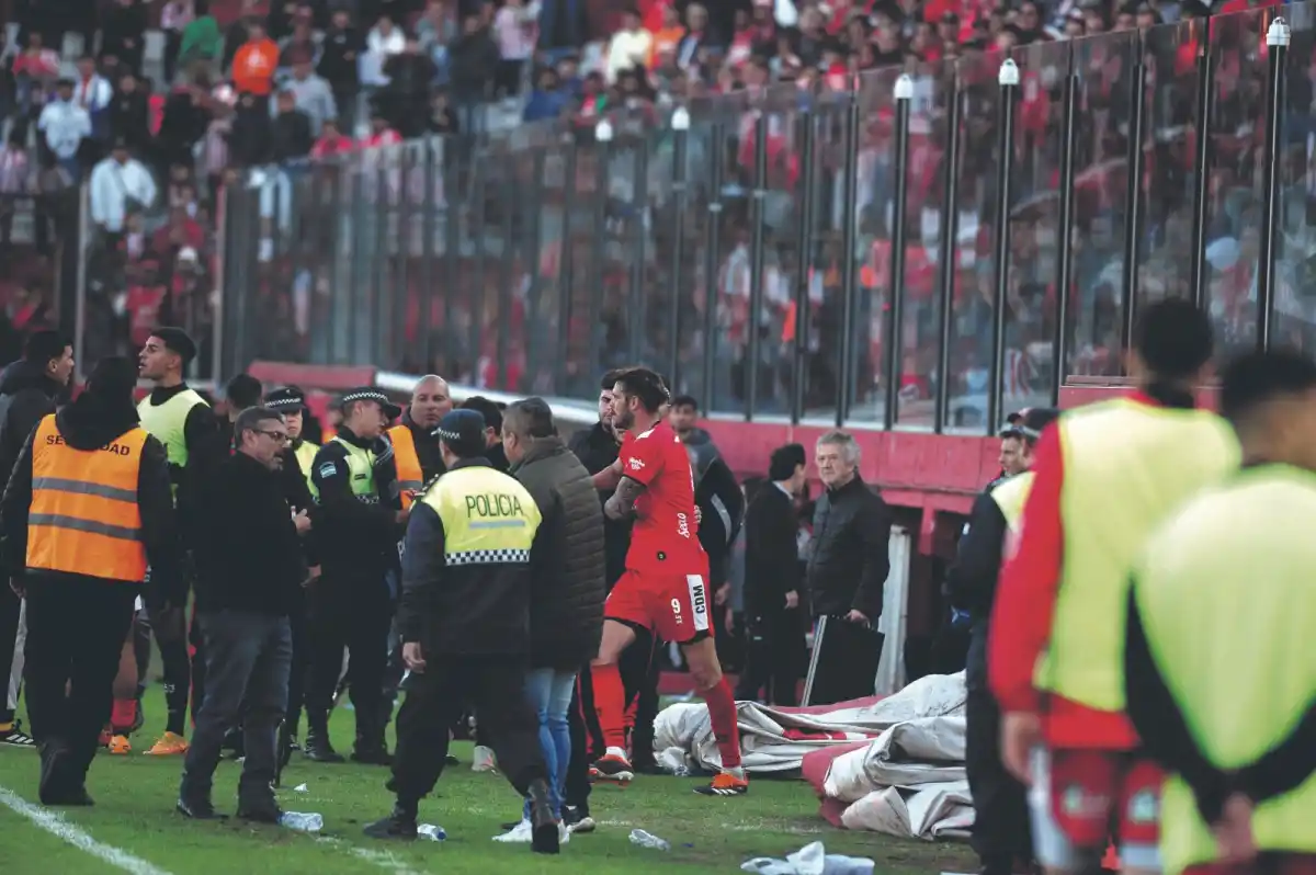 EXPULSADO. Rasic recibió la roja en el complemento.