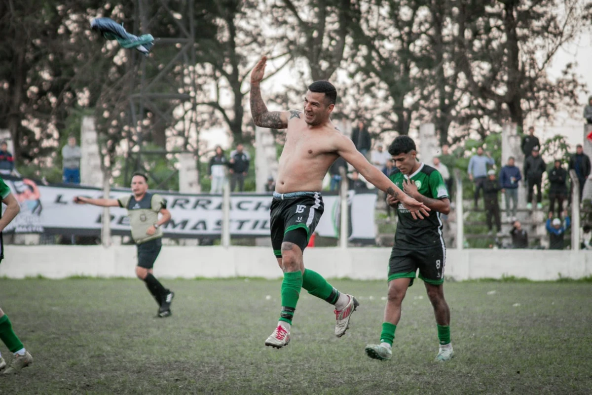 FESTEJO. El mediocampista de Graneros Alexis Mercado celebra su gol para el triunfo contra Concepción FC. 