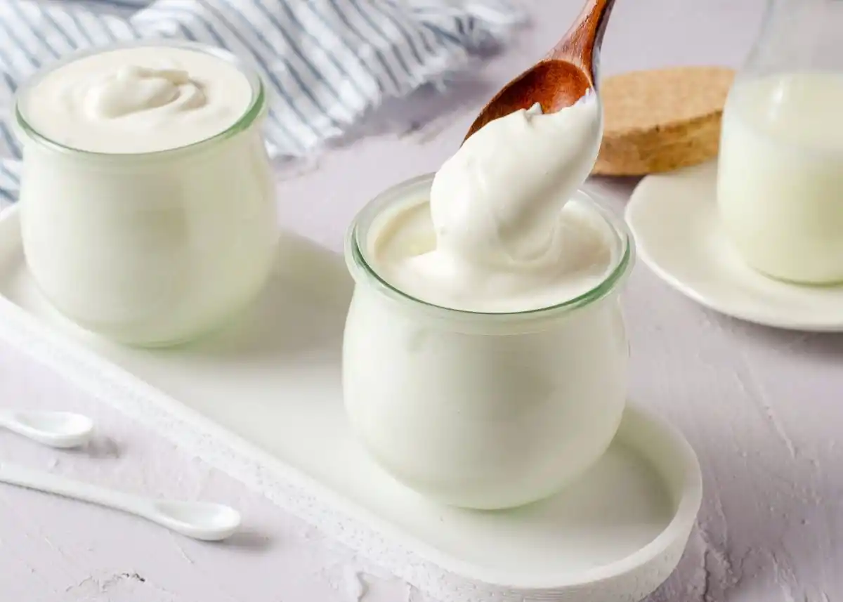 Para preparar el budín se necesita un pote de yogur de vainilla.