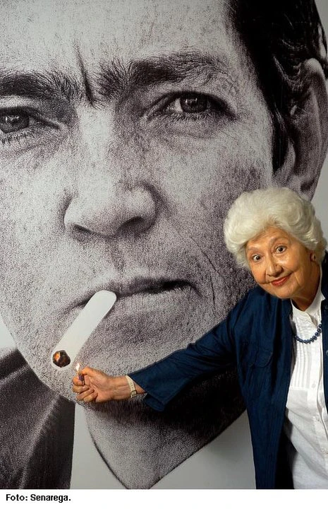 DOS ÍCONOS. La famosa imagen de Julio Cortázar con el cigarrillo y la autora de la foto, posando, generando nuevos significados.