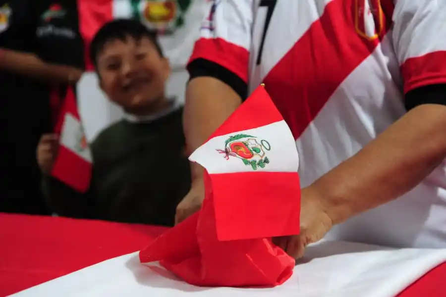 BANDERITAS. El rojo y blanco preponderó en la Buenos Aires al 2400 por la Copa América. Foto: Diego Aráoz.