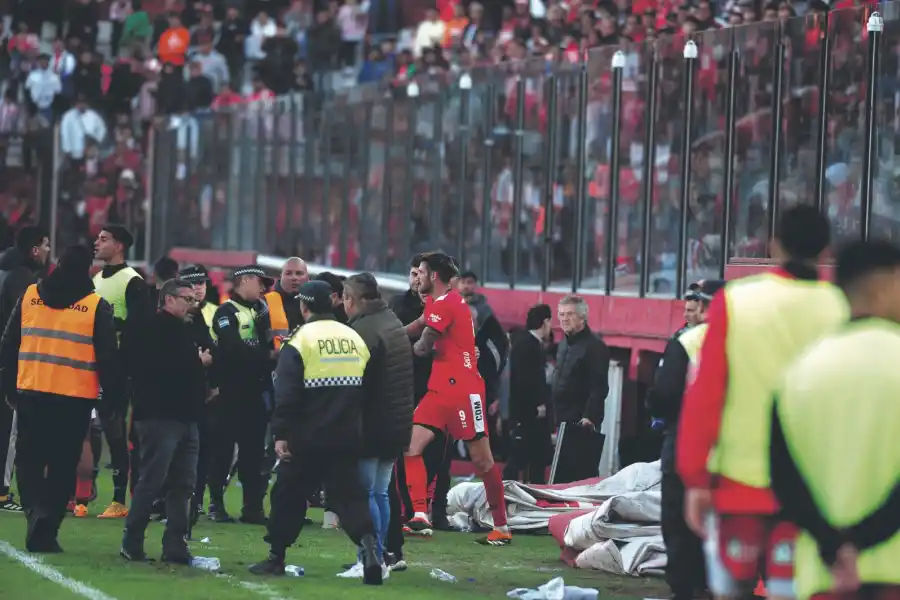 EXPULSADO. Rasic recibió la roja en el complemento.