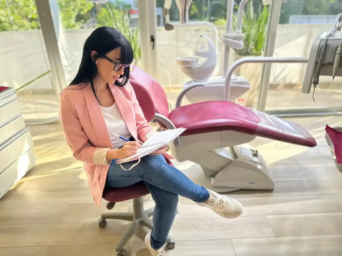 La prolijidad de la ortodoncista se refleja en el aspecto de su consultorio.