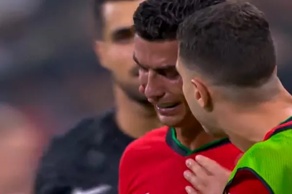 La imagen del año: el desconsolado llanto de Cristiano Ronaldo, por errar un penal en la Eurocopa