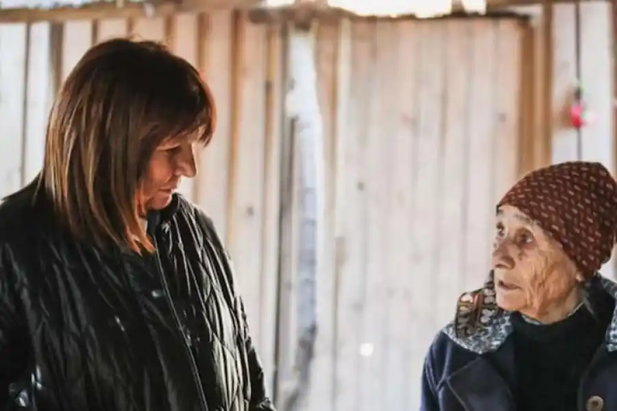 MEDIDAS. La ministra de Seguridad Patricia Bullrich supervisó las medidas en la casa de Catalina Peña, abuela del niño.