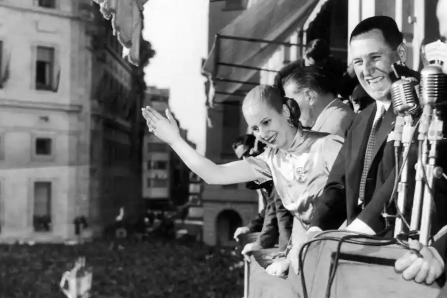 COMPAÑÍA. Eva Duarte fue clave en su construcción política.