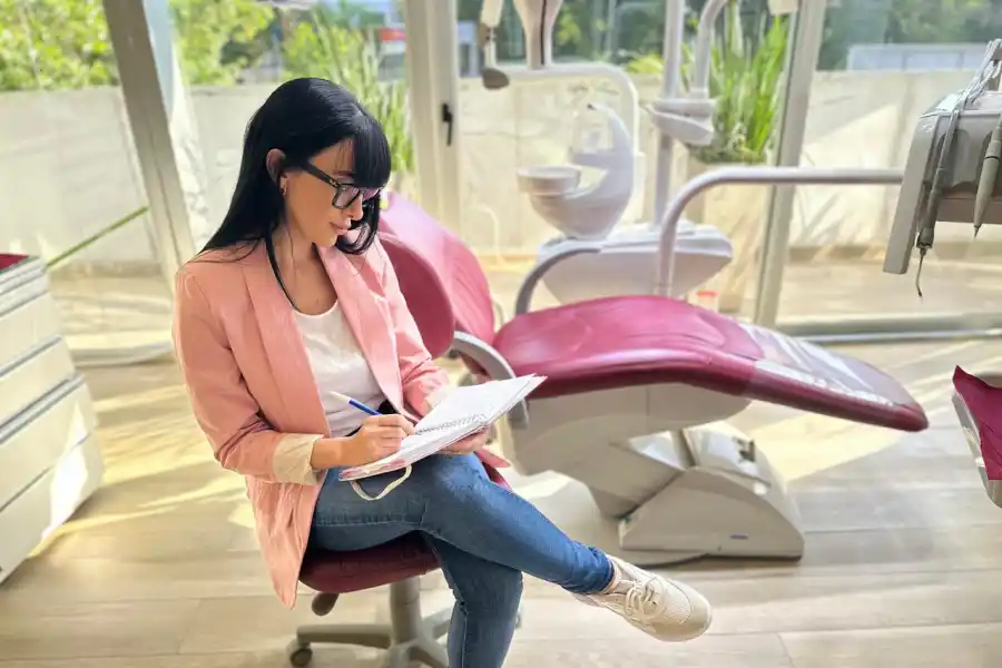 La prolijidad de la ortodoncista se refleja en el aspecto de su consultorio.