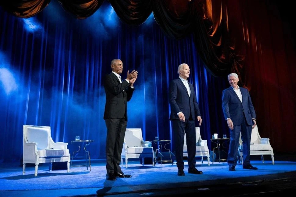 AL RESCATE. Flanqueado por dos ex presidentes, Biden resiste el embate.
