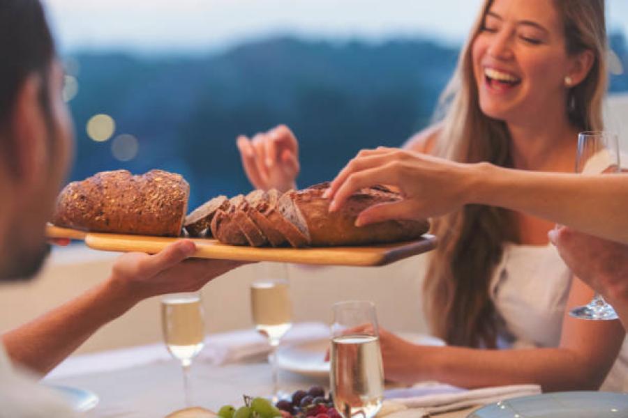 El hábito que debemos incorporar después de la cena que mejora la salud cardiovascular y ayuda a conciliar el sueño, según Harvard