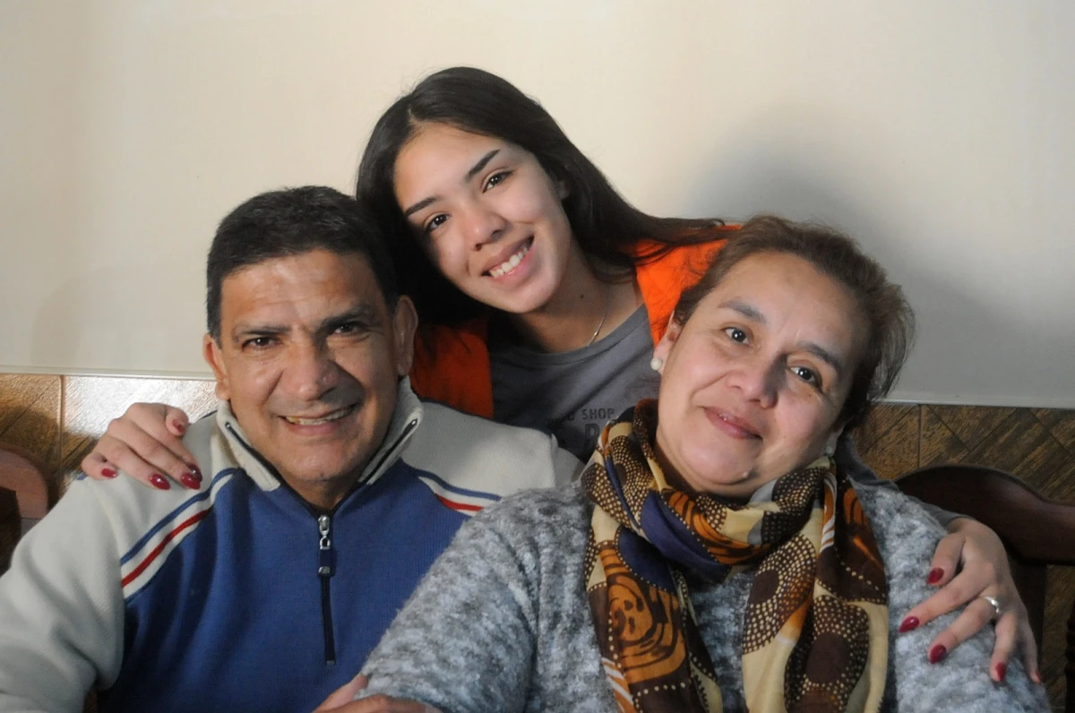 FAMILIA. Juan Carlos junto a Paola y María José en su casa en San Pablo. Foto: Antonio Ferroni.