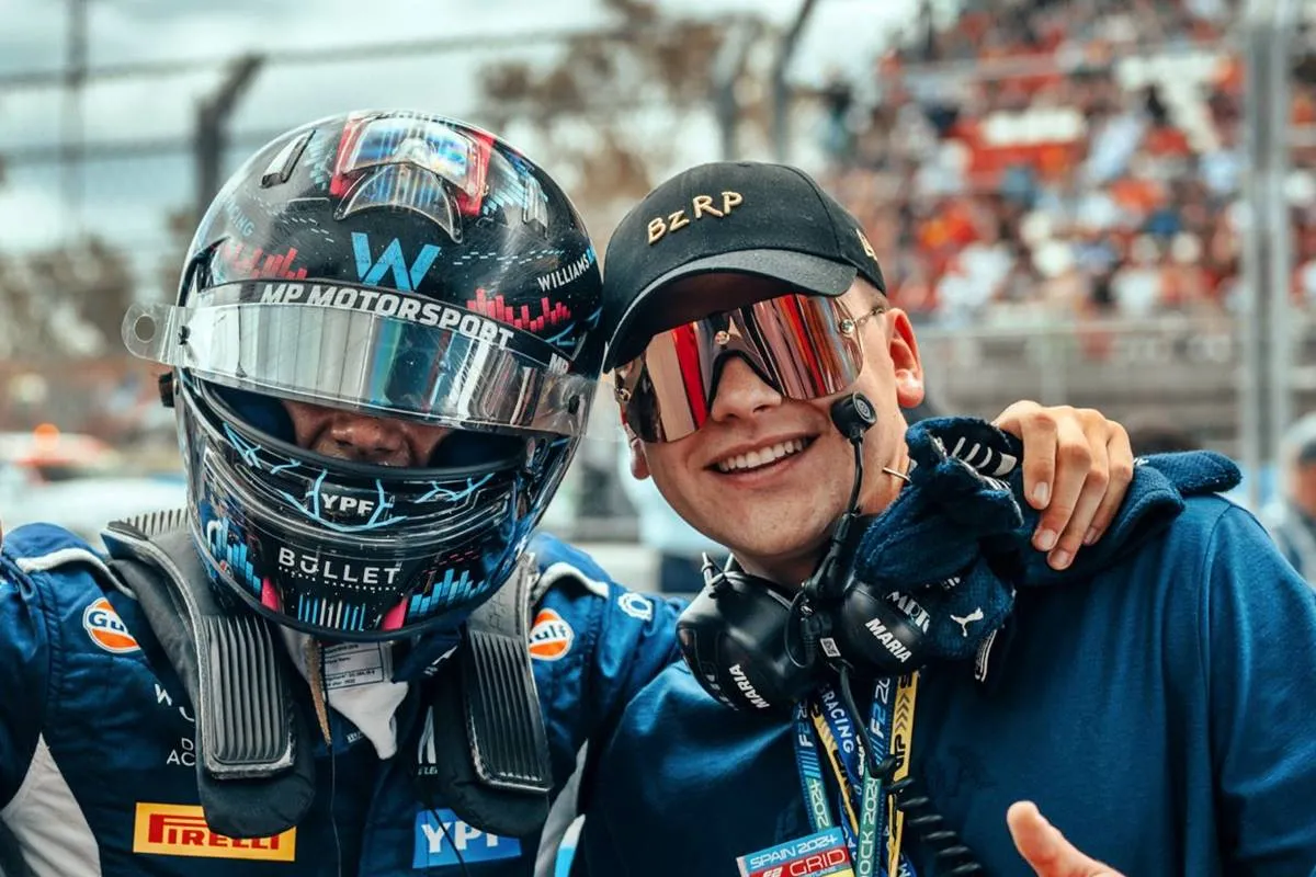 Franco Colapinto y Bizzarap en el GP de España de la Fórmula 2. 