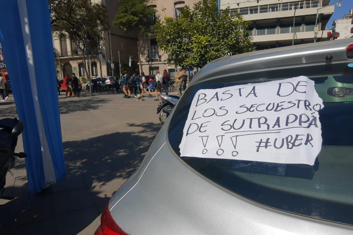 FRENTE A LA CASA DE GOBIERNO. Conductores de Uber se manifestaron frente a la plaza Independencia. 