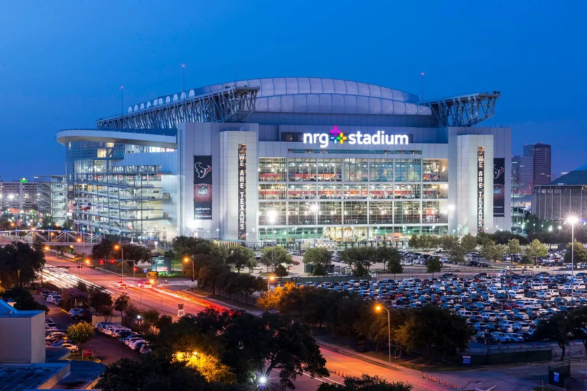 IMPONENTE. El NRG Stadium se encuentra en Houston, Texas, y fue inaugurado en 2002. Cuenta con techo retráctil y 196 suites que complementan al estadio.