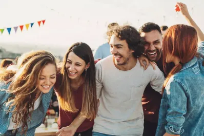 Cuál es la edad más feliz de las personas, según un estudio de Harvard