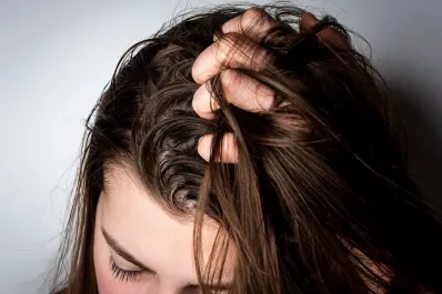 El truco profesional recomendado por los mejores estilistas para combatir el cabello graso