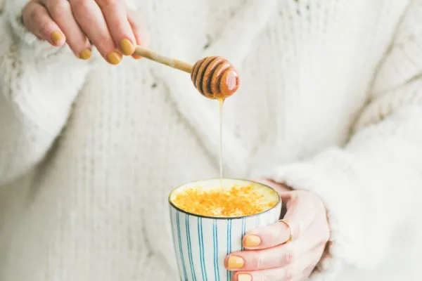 Cuáles son los increíbles beneficios de tomar leche con miel cada día