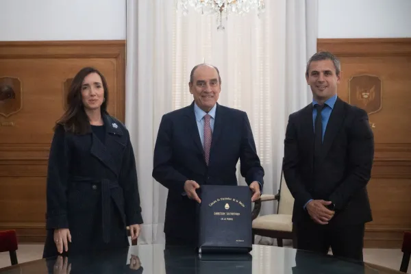 Tras la aprobación, Villarruel y Menem hicieron la entrega formal de la Ley Bases a Francos