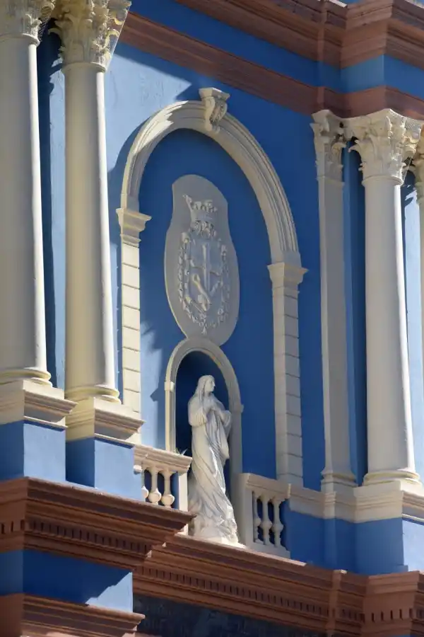 IGLESIA SAN FRANCISCO. El templo volverá a mostrar el viernes una reluciente fachada, con sus colores originales: celeste, rosa y amarillo. La inauguración será por la noche.