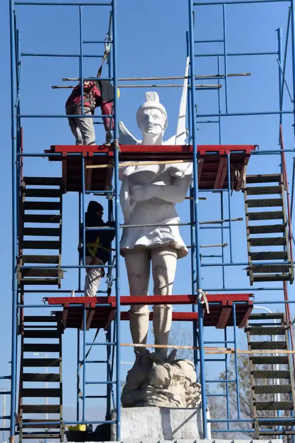 ACCESO ESTE. Se realizó una transformación paisajística en la rotonda de San Miguel Arcángel: se colocaron plantas, se añadieron postes de iluminación y señalización vertical.