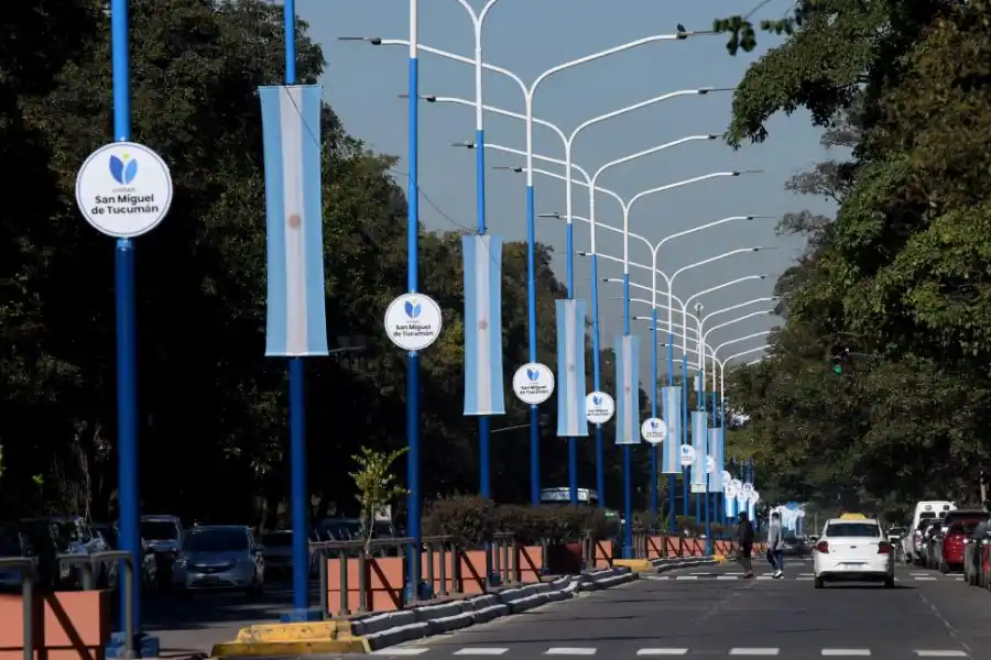 VESTIDA DE GALA. La Municipalidad renovó luminarias, hizo trabajos de pintura en los postes y colgó banderas en distintas avenidas, como en la Soldati (foto). En el área central y en la plaza Independencia se llevan a cabo tareas de señalética, iluminación y recuperación de la fuente.