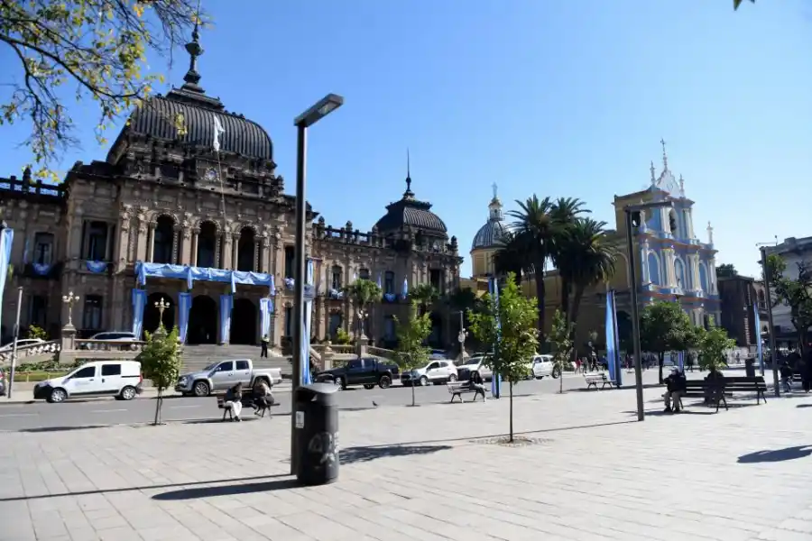 CASA DE GOBIERNO. En las escalinatas se montará un gran escenario por el que pasarán cientos de artistas a partir del domingo. Actuarán, entre otros, Los Palmeras y El Chaqueño Palavecino.