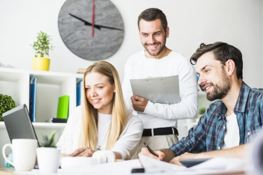Las distintas etapas de la vida suponen diferentes conexiones que influyen en la felicidad.