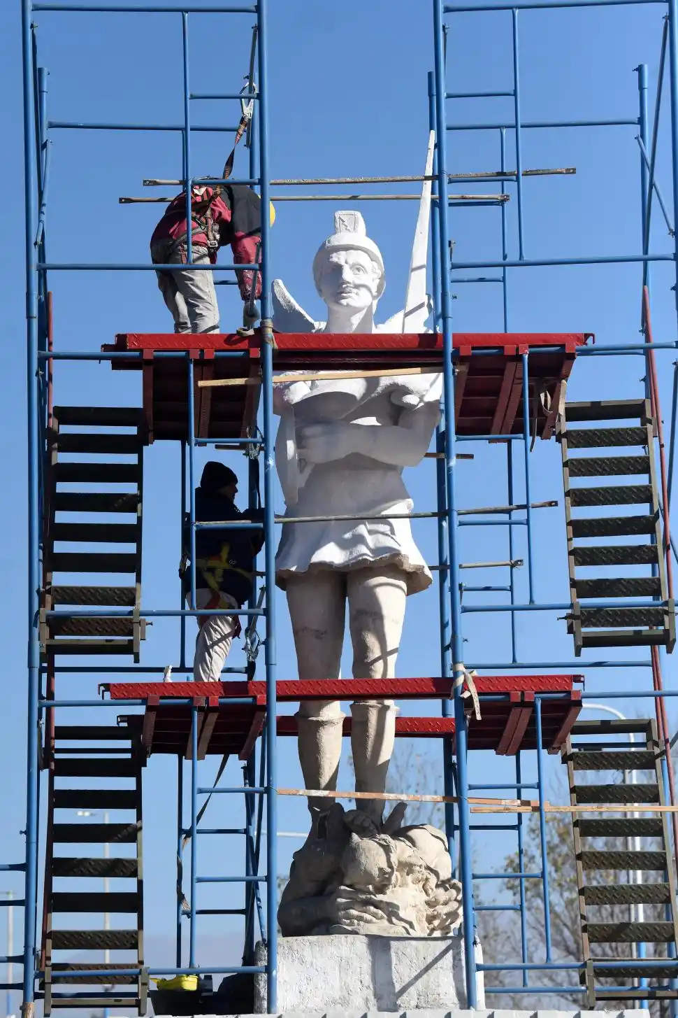 ACCESO ESTE. Se realizó una transformación paisajística en la rotonda de San Miguel Arcángel: se colocaron plantas, se añadieron postes de iluminación y señalización vertical.