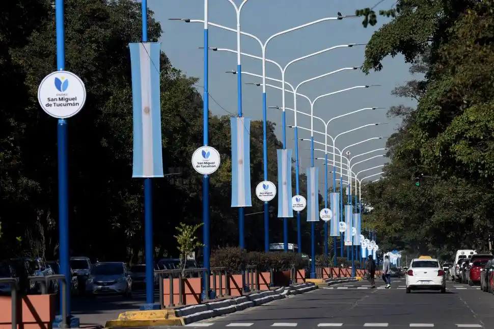 VESTIDA DE GALA. La Municipalidad renovó luminarias, hizo trabajos de pintura en los postes y colgó banderas en distintas avenidas, como en la Soldati (foto). En el área central y en la plaza Independencia se llevan a cabo tareas de señalética, iluminación y recuperación de la fuente.