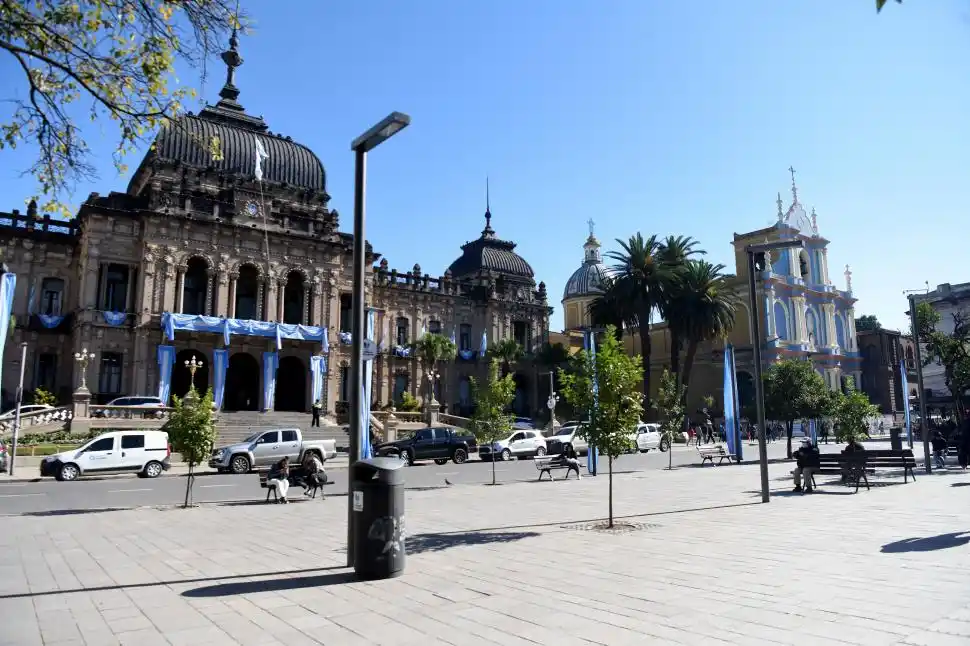 CASA DE GOBIERNO. En las escalinatas se montará un gran escenario por el que pasarán cientos de artistas a partir del domingo. Actuarán, entre otros, Los Palmeras y El Chaqueño Palavecino.