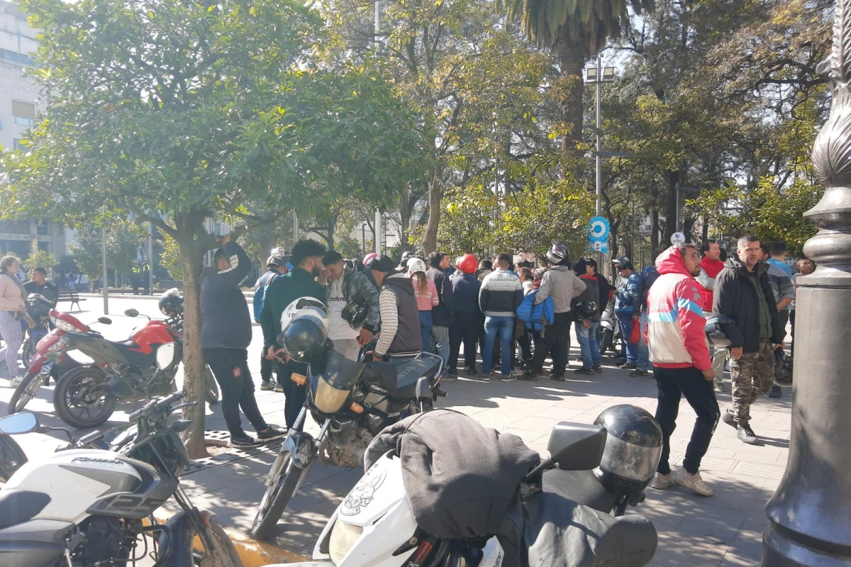 EN LA PLAZA INDEPENDENCIA. Conductores de Uber Moto participaron de la protesta del martes. 
