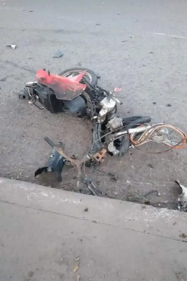 DESTRUIDA. La moto en la que viajaban Pedro Díaz y Soledad Palacios.