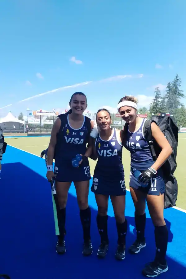 BUEN INICIO. Miranda (en el medio) es tucumana. Junto a ella posan después de la victoria, las hermanas Pistón, Pilar y Lourdes. FOTOS GENTILEZA DE CLAUDIA DRIEMEL