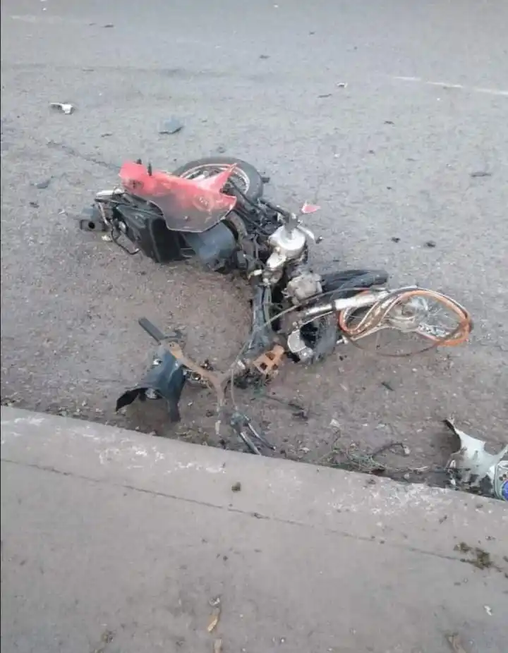 DESTRUIDA. La moto en la que viajaban Pedro Díaz y Soledad Palacios.