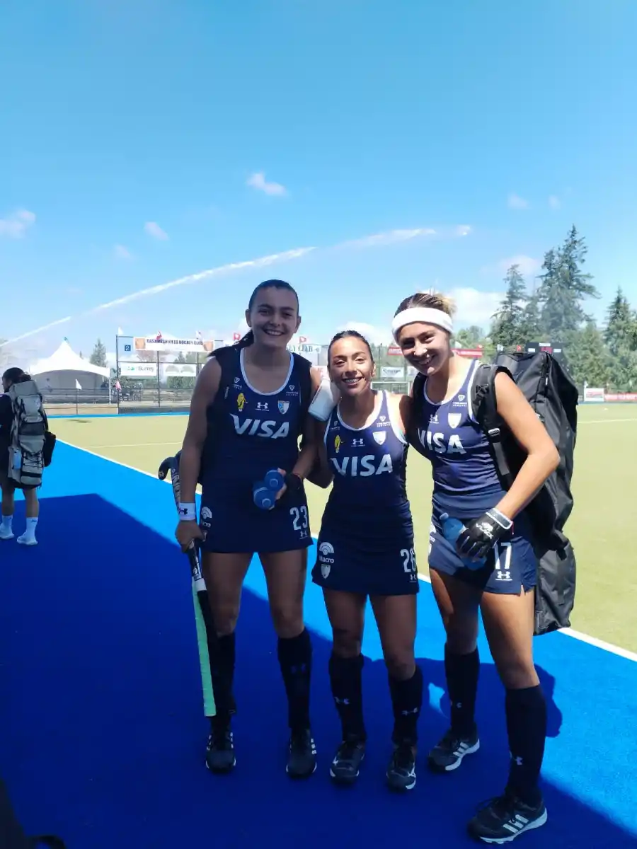 BUEN INICIO. Miranda (en el medio) es tucumana. Junto a ella posan después de la victoria, las hermanas Pistón, Pilar y Lourdes. FOTOS GENTILEZA DE CLAUDIA DRIEMEL