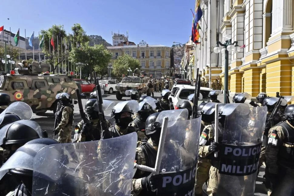 MOMENTOS TENSOS. Los blindados del Ejército boliviano intentaron voltear las puertas del Palacio Quemado, la sede presidencial en La Paz.  