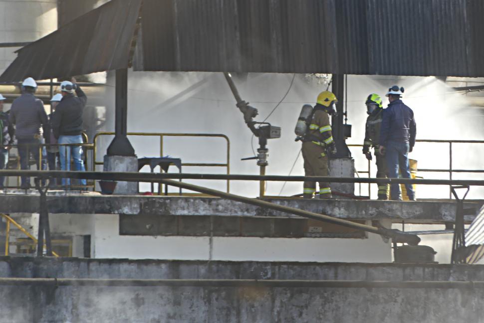 ACCIONES. Los Bomberos de Concepción trabajan en intentar apagar el fuego en la zona donde se produjo la explosión de un tanque.