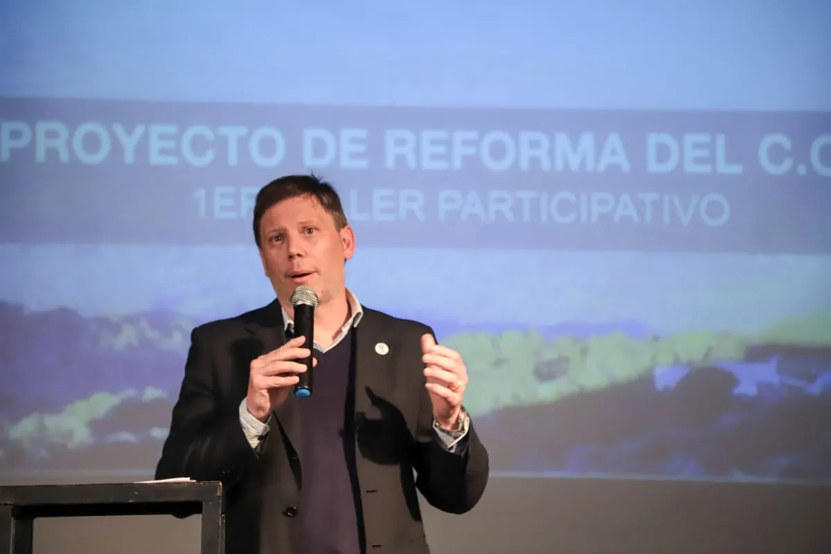EN LOS TALLERES. Pablo Macchiarola, intendente de Yerba Buena, en el inicio de la reforma del Código de Ordenamiento Urbano.