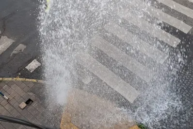 Camioneta de empresa constructora dañó hidrante y afecta el suministro de agua en barrio Sur