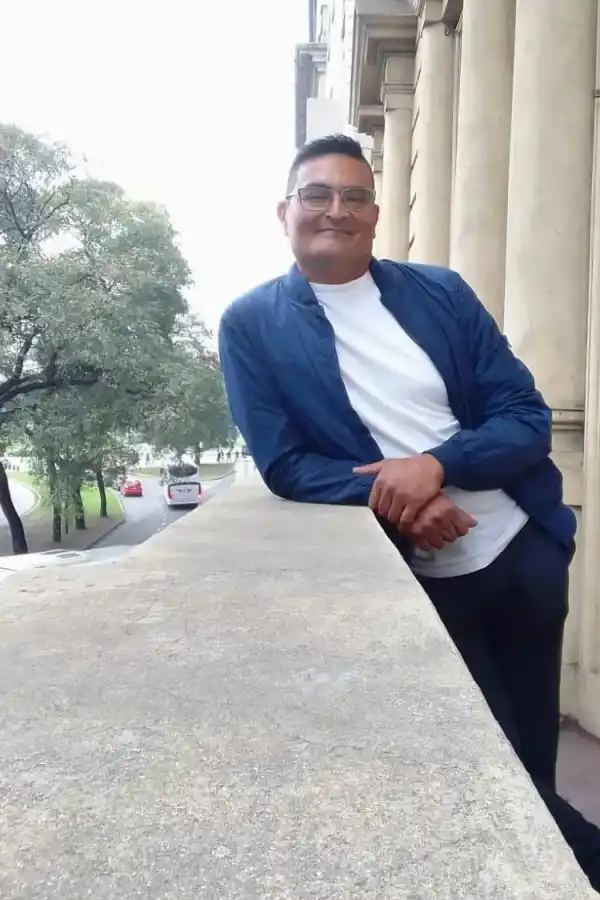 RUMBO A ESPAÑA. El artista aspira a participar en una feria con su libro.