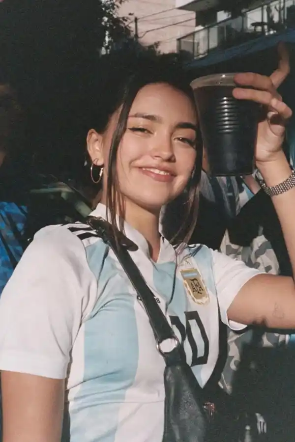 ORGULLO ARGENTINO. Fanática del mate y de Messi, festejando el mundial como toda argentina de bien. / INSTAGRAM @maiareficco