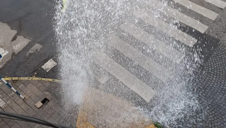 Camioneta de empresa constructora dañó hidrante y afecta el suministro de agua en barrio Sur