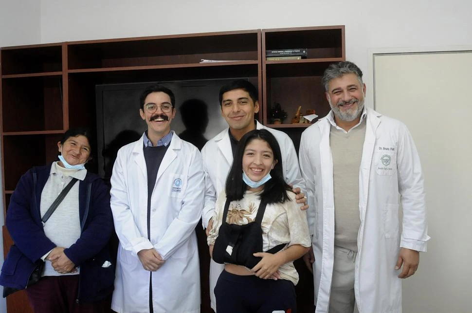 SATISFECHOS Y FELICES. Andrea y su mamá junto a los médicos David Medina, José Demetrio López Araujo y Bruno Politi.