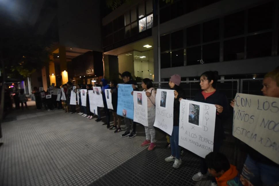 PROTESTAS. Familiares y vecinos de los niños atacados marcharon frente a Tribunales de Concepción para pedir la pena máxima por la muerte causada. 
