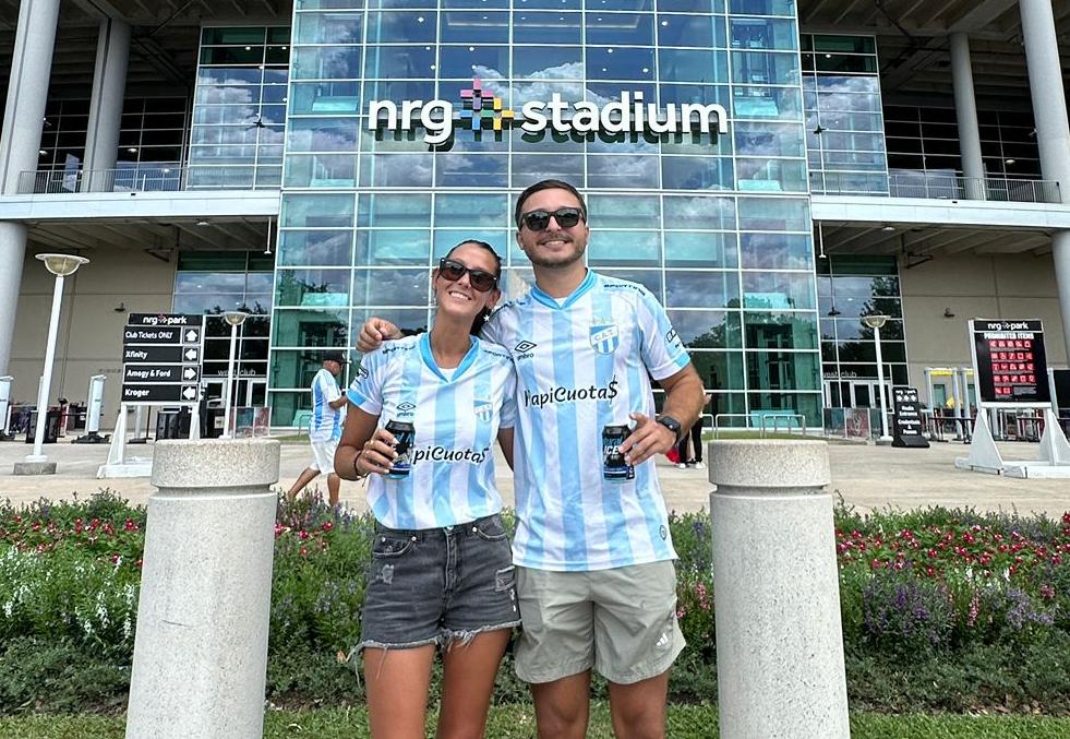 Son tucumanos, viven en Australia, y viajaron 2000 kilómetros en auto para ver a la Selección