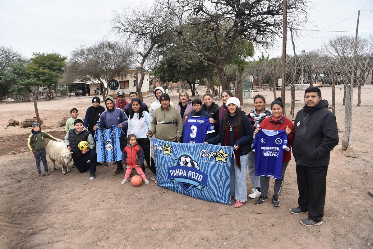 TODOS JUNTOS. Los habitantes de Pampa Pozo se muestran como fanáticos del fútbol y, sobre todo, de Lionel Messi.