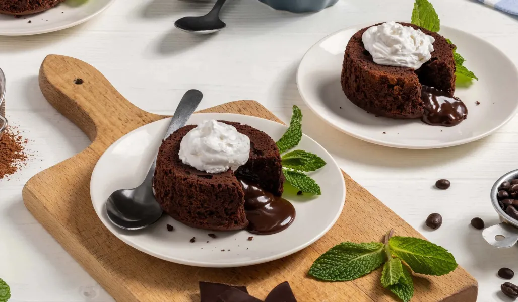 El volcán de chocolate de avena puede complementarse con toppings y helado.