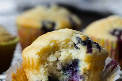 Muffins de banana y arándanos saludables: cómo hacerlos sin harinas y en tres simples pasos
