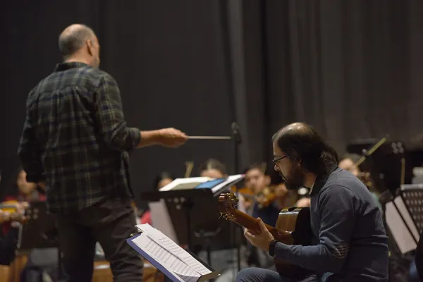 Julio Cultural: voces y  orquesta, con la armónica como estrella